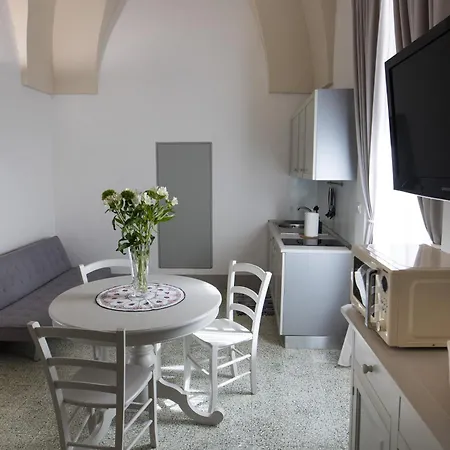 Le Finestre Su Via Roma - *